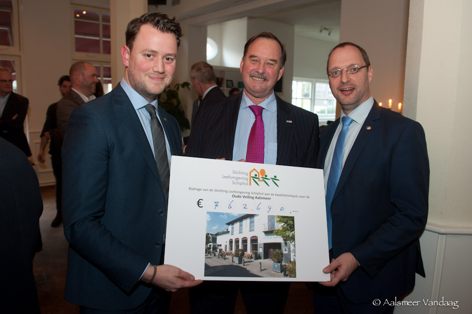Vlnr; wethouder van Duijn (Aalsmeer), bestuurslid Ad Rutten (SLS) en wethouder van der Hoeven (Aalsmeer) met de cheque. (Foto Arjen Vos)